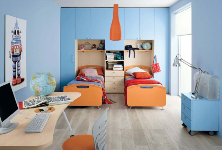 amenagement-chambre-enfant-deux-lits-orange-armoire-bleue-bureau-bois