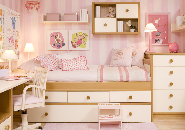 aménagement chambre enfant amenagement-chambre-enfant-fille-papier-peint-rose-ensemble-blanc-beige-literie-rose