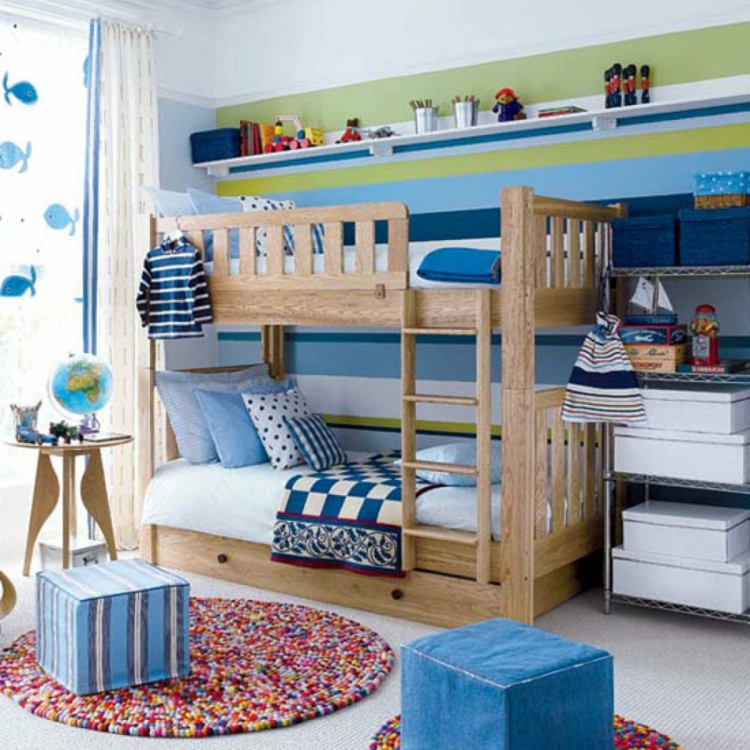 amenagement-chambre-enfant-lit-superposé-bois-literie-bleu-blanc-tapis-feutre