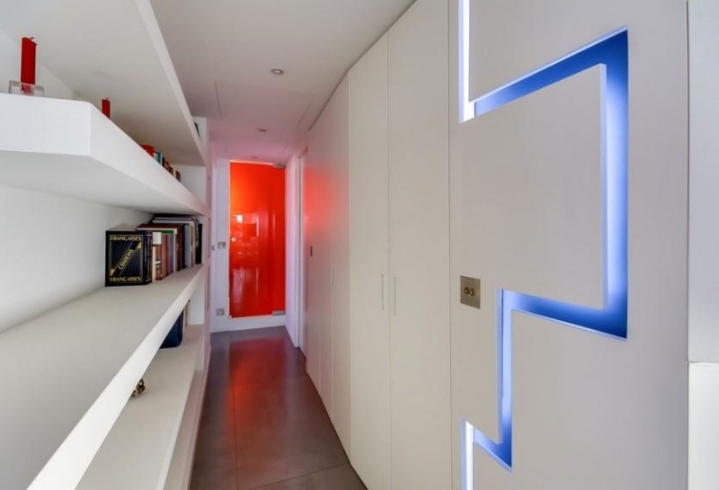amenagement-interieur-luminaire-led-rouge-bleu-etageres-murales-blanc