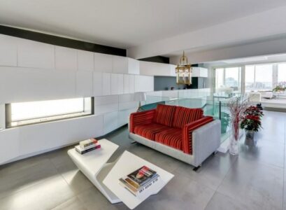 amenagement-interieur-rouge-blanc-canape-droit-deco-suspension
