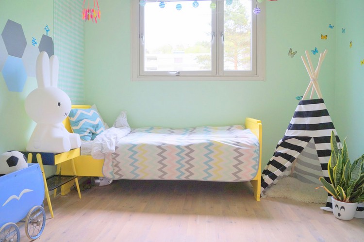 aménagement chambre enfant -lit-jaune-peinture-vert-menthe