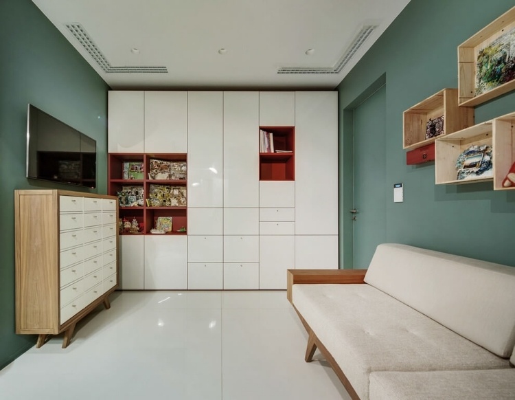 aménagement intérieur  canape-droit-armoire-rangement-blanc-etageres-bois