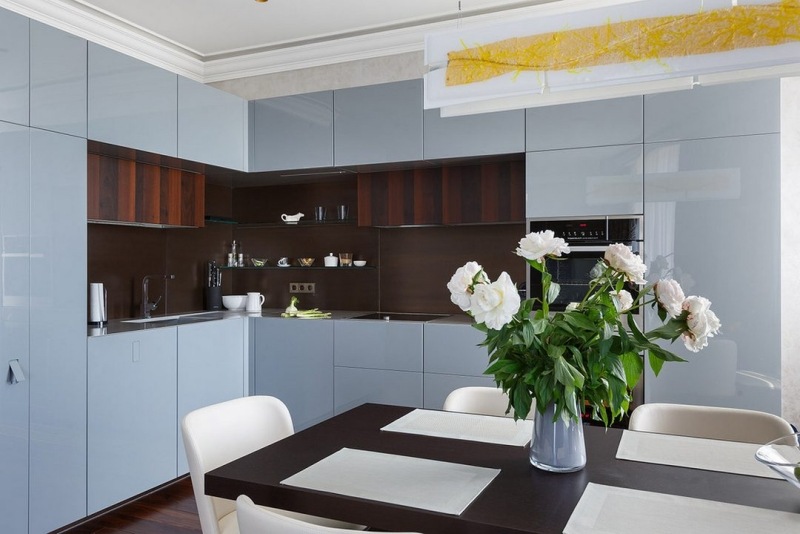 aménagement petite cuisine L armoires-bleu-gris-finition-brillante