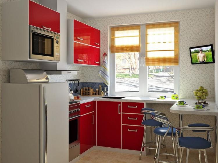 aménagement-petite-cuisine-mobilier-rouge-chaises-bleues
