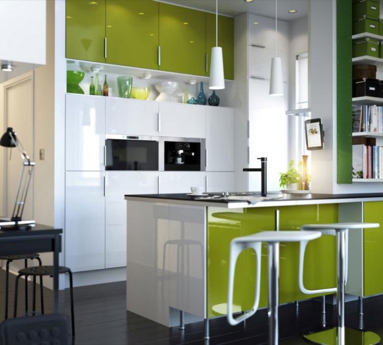 aménagement-petite-cuisine-mobilier-vert-laqué-blanc-tabourets