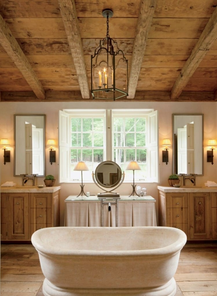 aménagement-salle-de-bain-baignoire-ovale-plafond-bois
