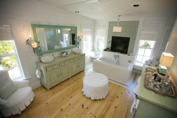 aménagement-salle-de-bain-revetement-sol-bois-tabouret-fauteuil-miroir-rectangulaire-baignoire