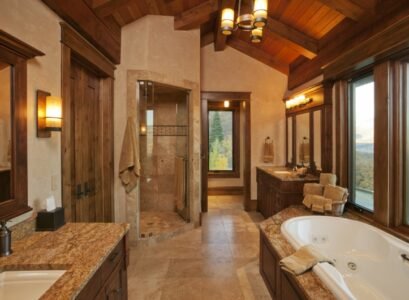 aménagement-salle-de-bain-style-rustique-baignoire-lampe-plafond