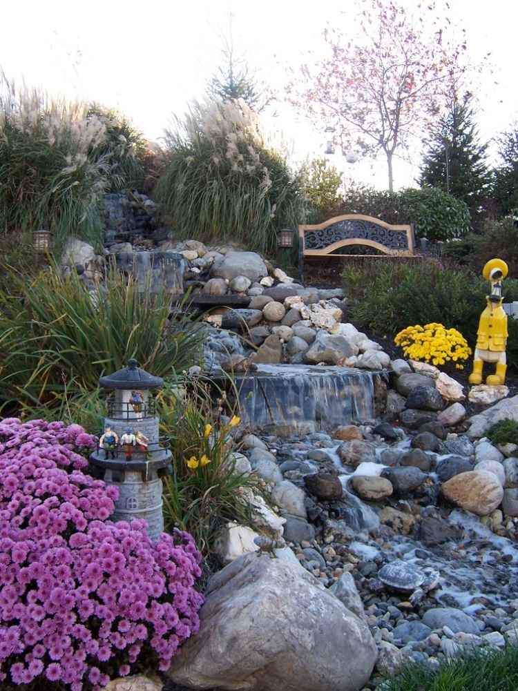 aménager jardin pente graminées ornementales-cascade-pierre