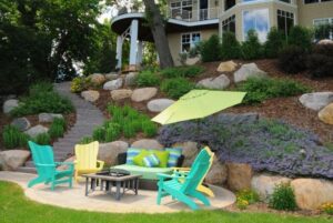 aménager un jardin pente grandes-roches-plantes-couvre-sol