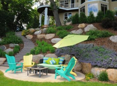 aménager un jardin pente grandes-roches-plantes-couvre-sol