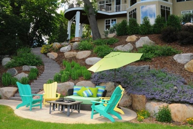 aménager un jardin pente grandes-roches-plantes-couvre-sol