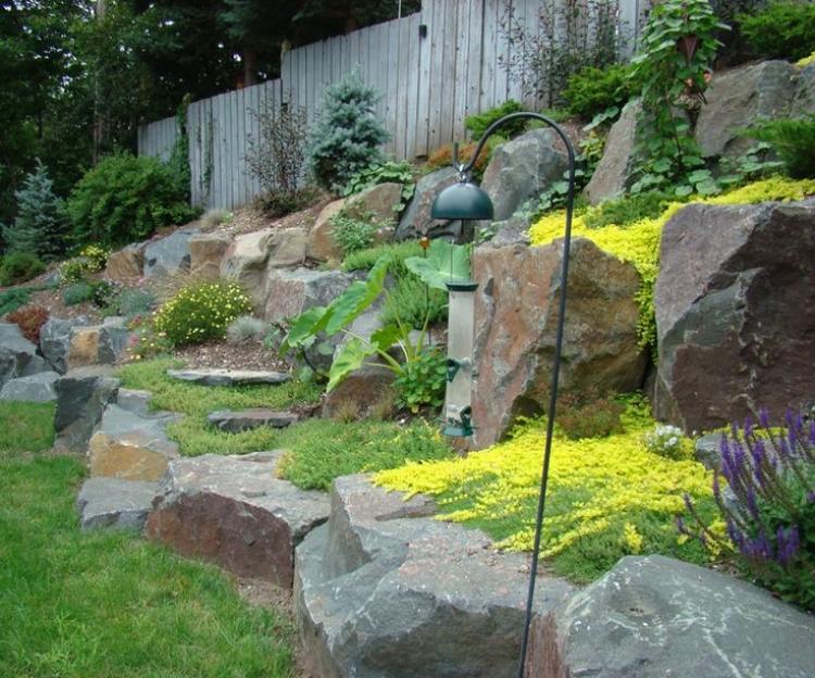aménager son jardin pente terrasses-pierre-plantes-tapissantes