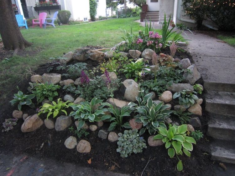 aménager-jardinet-pente-roches-pierres-plantes-vivaces