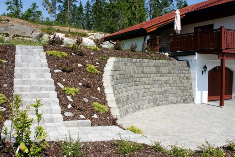 aménager son jardin en pente-mur-soutenement-blocs-escalier-exterieur