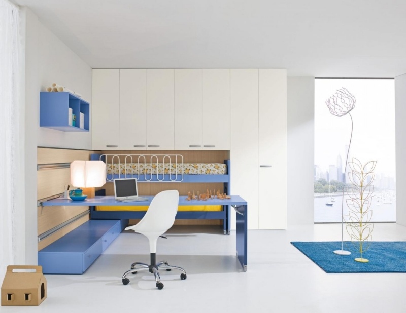 armoire-blanche-chambre-coucher-enfant-tapis-bleu-bureau-bleu