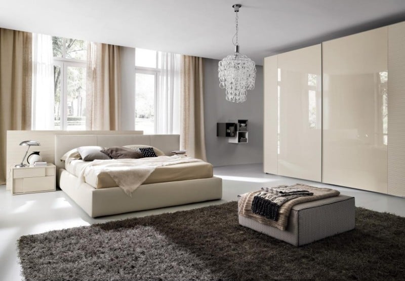 armoire-blanche-chambre-coucher-finition-laquée-tapis-shaggy-lustre