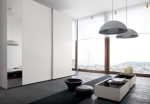 armoire-blanche-chambre-coucher-miroir-étroit-porte-coulissante-suspensions