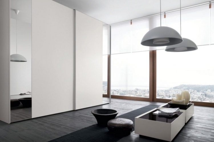 armoire-blanche-chambre-coucher-miroir-étroit-porte-coulissante-suspensions