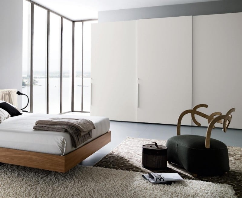 armoire-blanche-chambre-coucher-porte-coulissante-cadre-lit-bois-fauteuil
