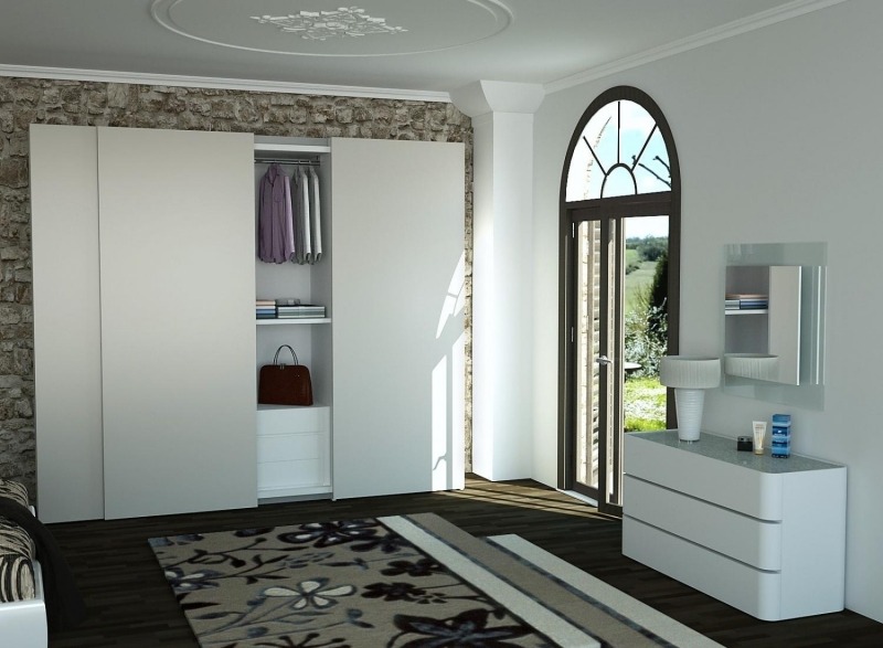 armoire-blanche-chambre-coucher-porte-coulissante-commode-tapis-motifs-floraux
