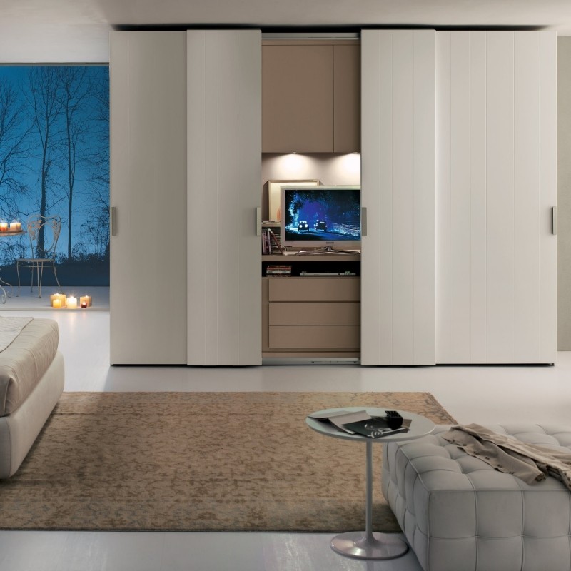armoire-blanche-chambre-coucher-porte-coulissante-écran-tv-éclairage-led