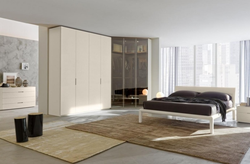 armoire-blanche-chambre-coucher-porte-verre-tapis-beige-commode