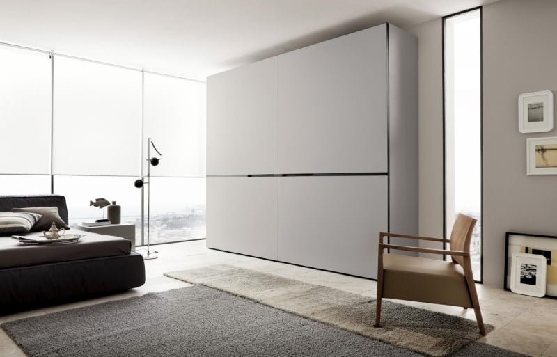 armoire-blanche-chambre-coucher-éléments-métalliques-tapis-gris-chaise-moderne