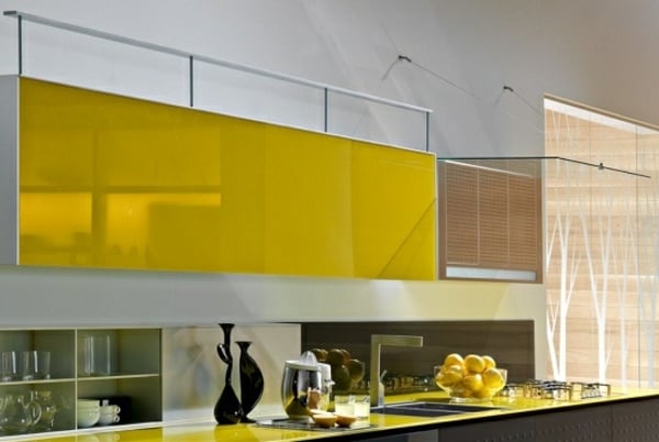 armoires-cuisine-suspendues-portes-jaunes-design-italien-Valcucine