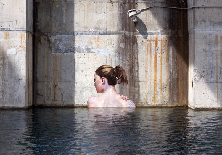 art-mural-Sean-Yoro-femme-3D-émergeant-eau-derrière
