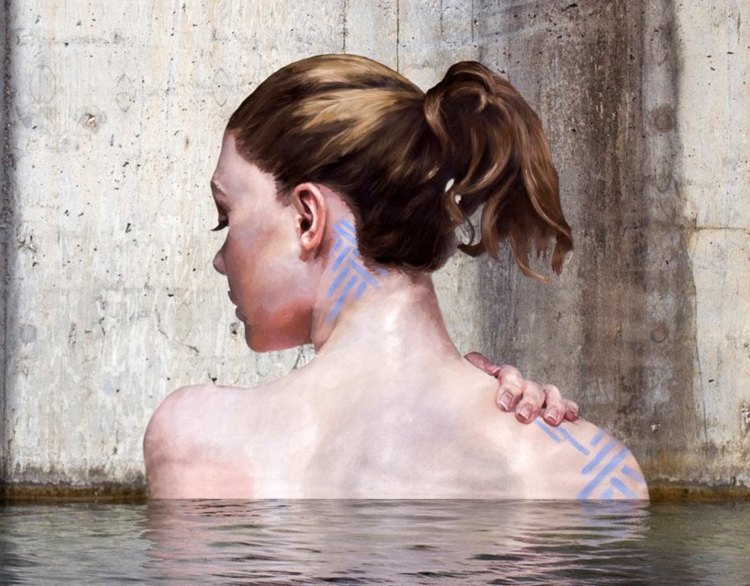 art-mural-Sean-Yoro-femme-vue-derrière-bain-soleil-réaliste
