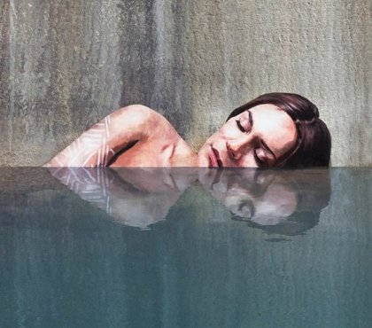 art-mural-Sean-Yoro-mur-béton-femme-brune-émergeant-eau
