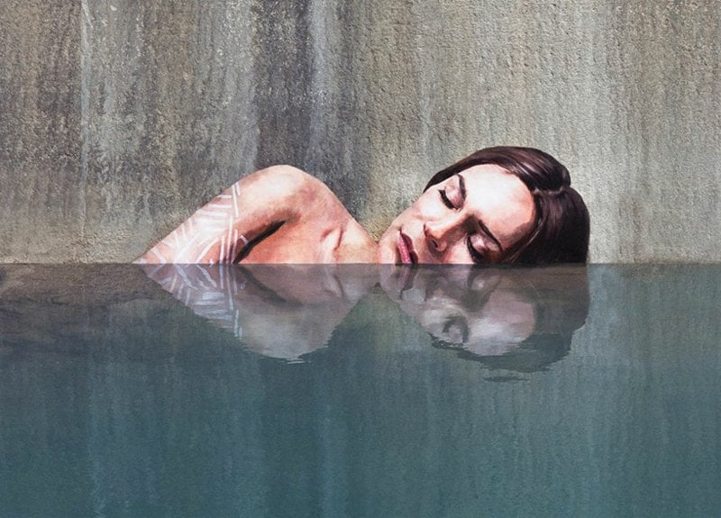 art-mural-Sean-Yoro-mur-béton-femme-brune-émergeant-eau art mural