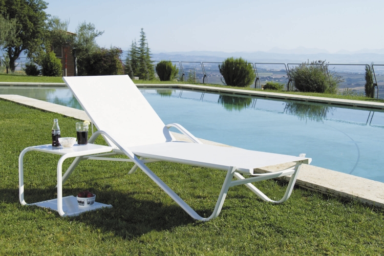 bain-soleil-blanc-design-moderne-table-appoint-assortie-Holly-Emu