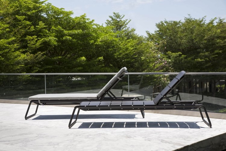bains-soleil-aluminium-noir-design-moderne-Corail-Hans-Daalder-Oasiq