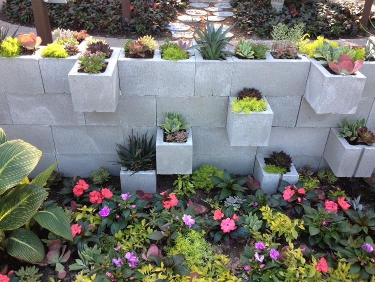 bloc-beton-deco-jardin-pots-fleurs-idees