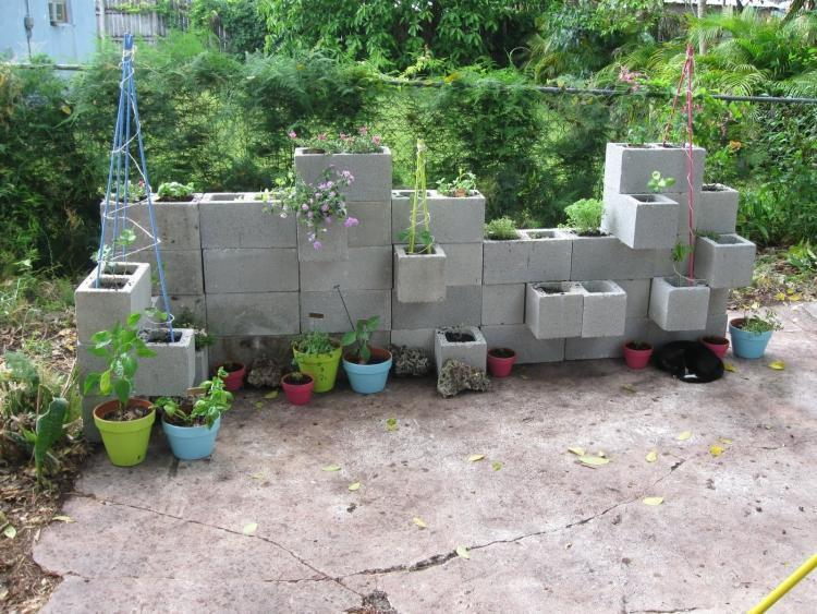 bloc-beton-fleurs-pots-suspendus-brise-vue-naturel