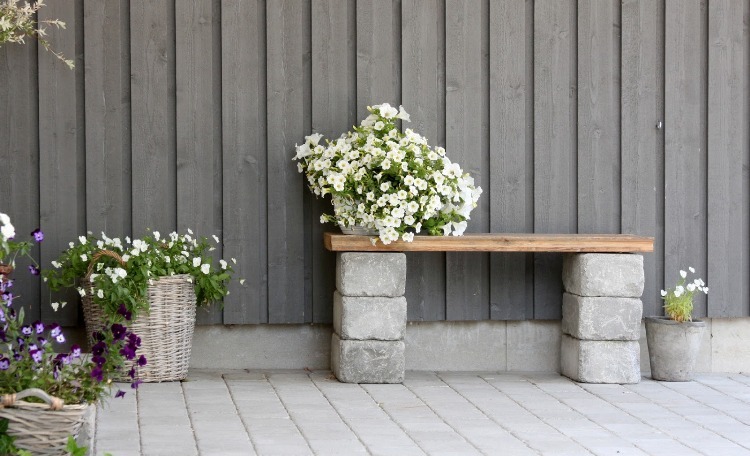 bloc-béton-solives-bois-créer-bancs-fleurs-blanches-décorer-espace-outdoor