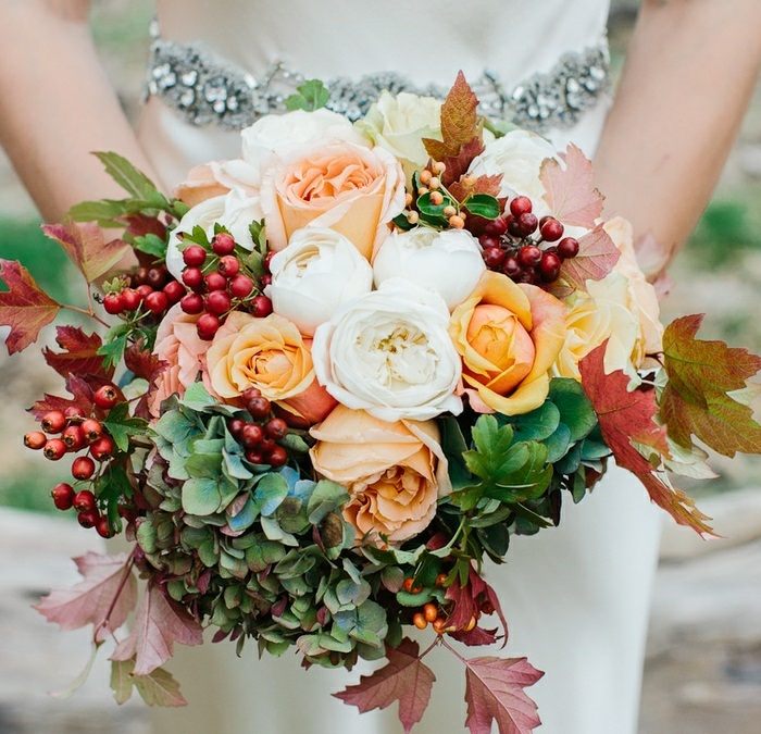 bouquet mariée fleurs-cynorrodon-pivoines-roses-feuille-mariage-automne