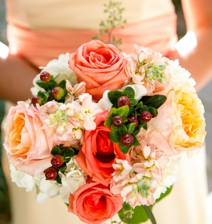 bouquet-mariee-roses-corail-peches