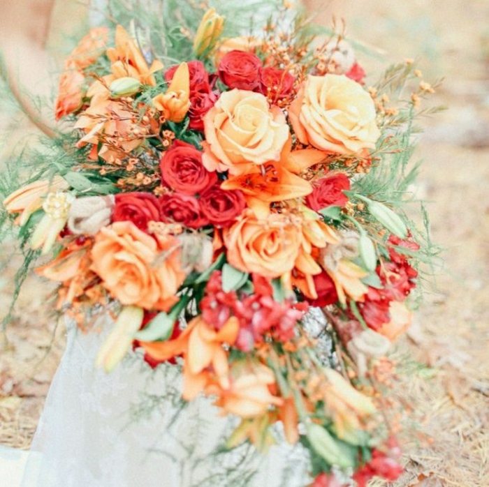 bouquet-mariee-roses-rouges-corail-feuillage