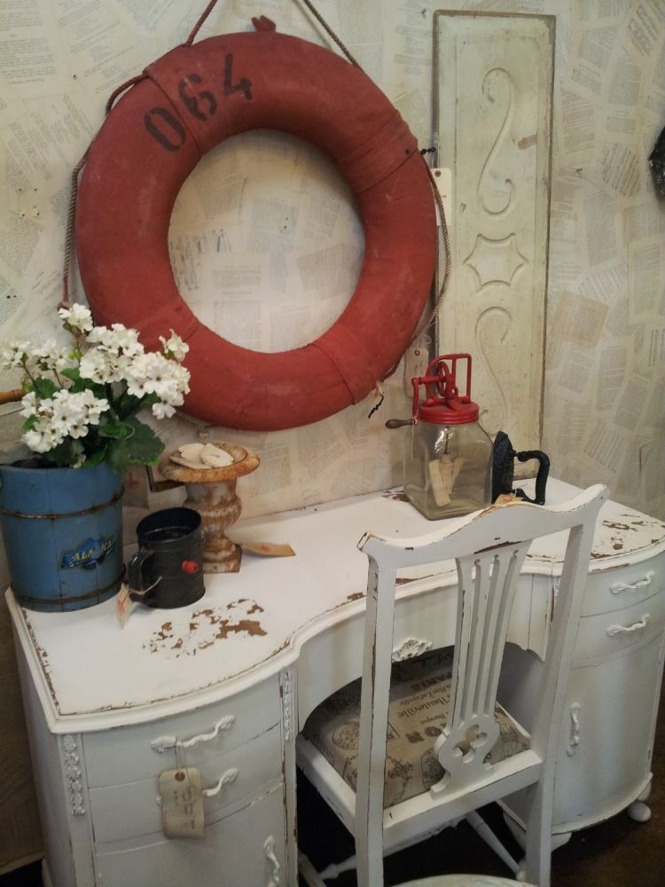 bouée-de-sauvetage-decoration-murale-meubles-style-rustique-chaise-hortensias