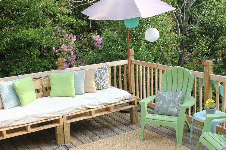 canapé-de-jardin-palettes-bois-coussins-deco-motif-chevron-chaises-vert-menth