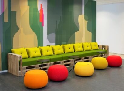 canapé-de-jardin-palettes-bois-poufs-orange-jaune-coussins