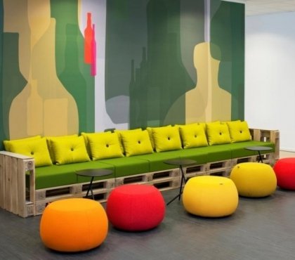 canapé-de-jardin-palettes-bois-poufs-orange-jaune-coussins