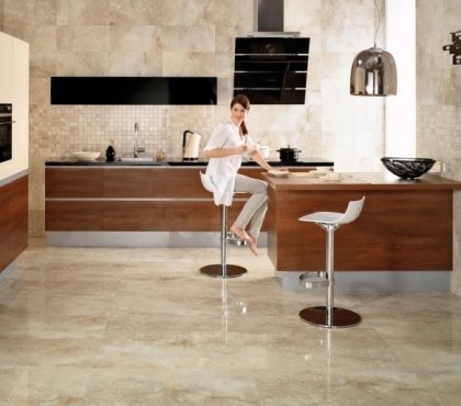 carrelage-marbre-beige-murs-mosaique-marbre-cuisine-bar-bois