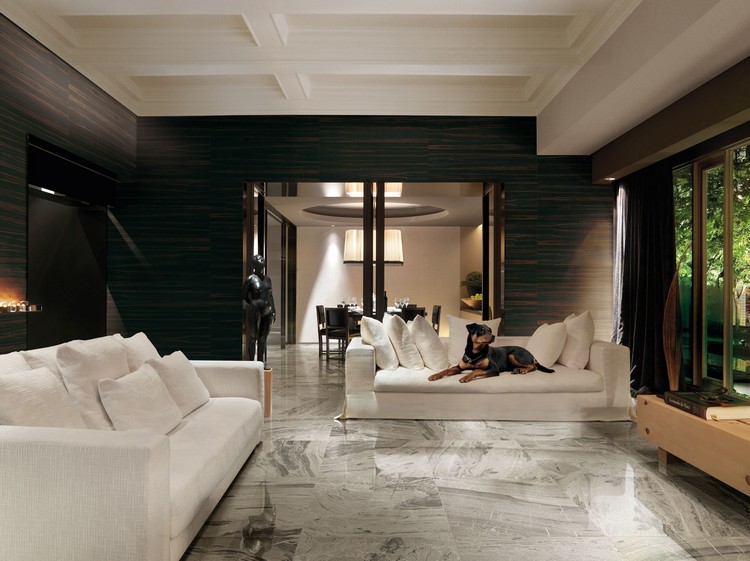 carrelage-marbre-canapé-blanc-lambris-bois-plafond-design