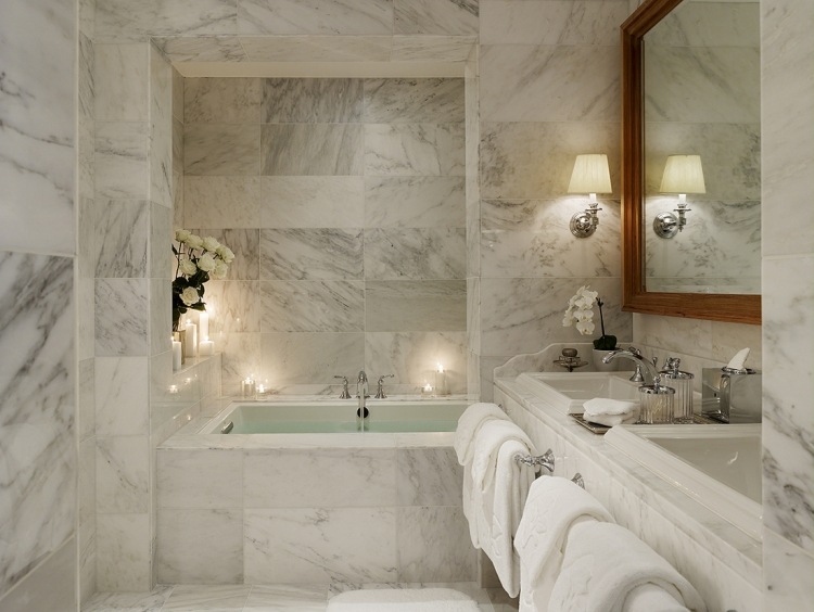 carrelage-marbre-salle-bains-mur-sol-marbre-gris-sanitaire-blanc carrelage marbre