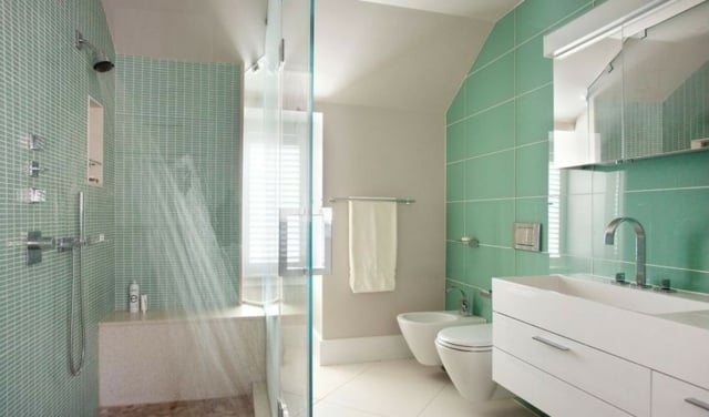 carrelage-mural-salle-bains-petit-grand-format-vert-pâle